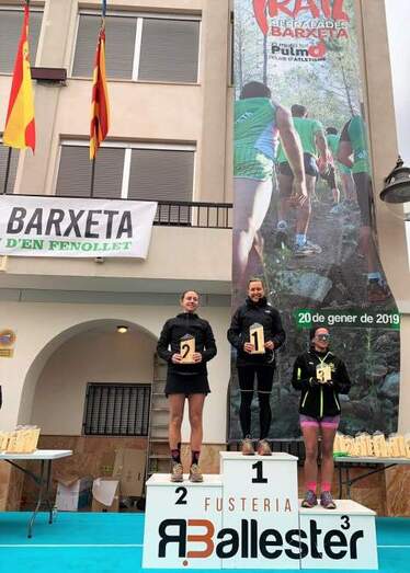 Silvia Valero en el podio del Trail de Barxeta.