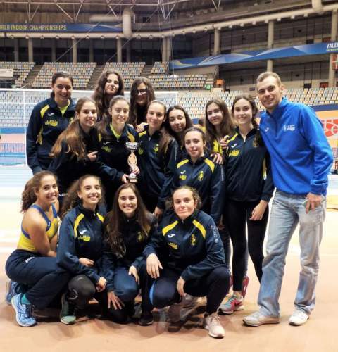 Las atletas U20 y el director deportivo del CA Safor, David Melo, celebran la tercera plaza en el campeonato, el sábado pasado.