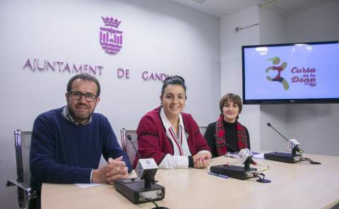 Presentación del proyecto solidario, el pasado 22 de enero, con el presidente del club, Vicent Boscà, la vicealcaldesa de Gandia, Lorena Milvaques, y la técnica Roser Pérez. / Foto: Àlex Oltra.