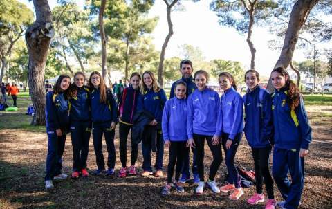 Infantiles y cadetes en el Cross de Castelló, con el entrenador Pau Roig. / Foto: Ximo Soler.