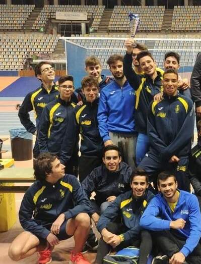 Los chicos del CA Safor celebran la tercera plaza en el podio del auton&oacute;mico, el s&aacute;bado pasado.