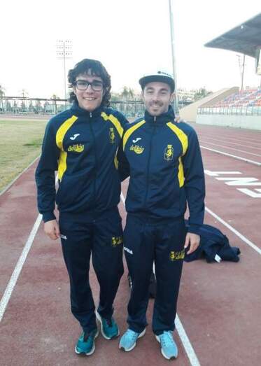 Jhoel Faus con su entrenador, Carlos Ferrando.