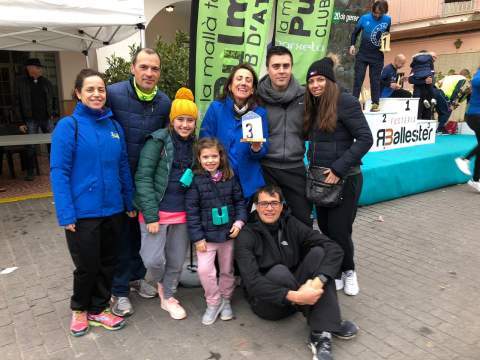 Ana Belén Fernández, tercera en la distancia “sprint” en Barxeta (con el trofeo), junto a otros participantes y amigos del club.