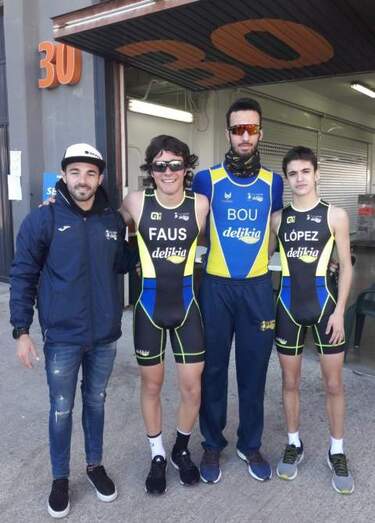 El entrenador Carlos Ferrando con Johel Faus, Vicent Bou y Jaume López en el duatlón de Cheste.