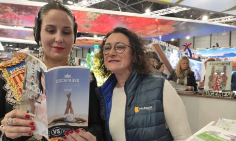 La Fallera Mayor y la técnica de Turismo de Tavernes de la Valldigna.