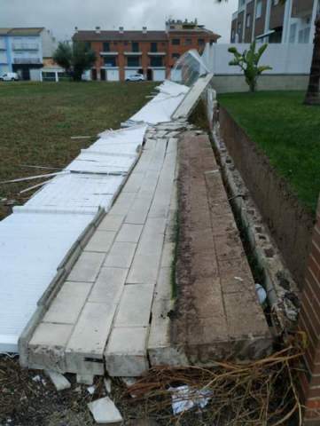Murete tumbado por el viento en Bellreguard.