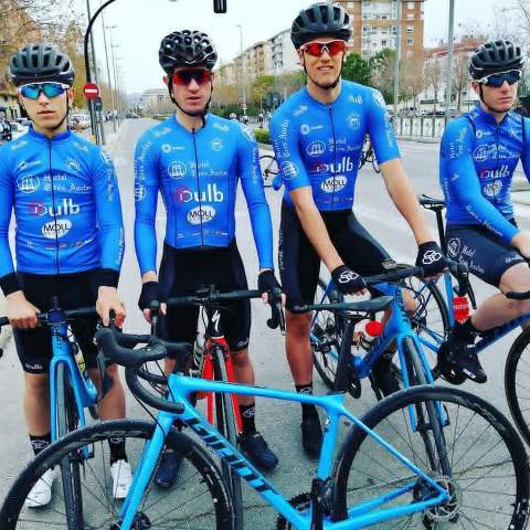 Ciclistas en Elda.