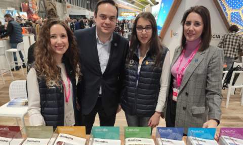 Inforamdores turísticos con la técnica de Turismo de Gandia, Olatz Megía.