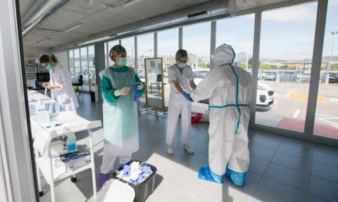 Pruebas de PCR en el hospital de Gandia, en una imagen de archivo. Pruebas de PCR en el hospital de Gandia, en una imagen de archivo.