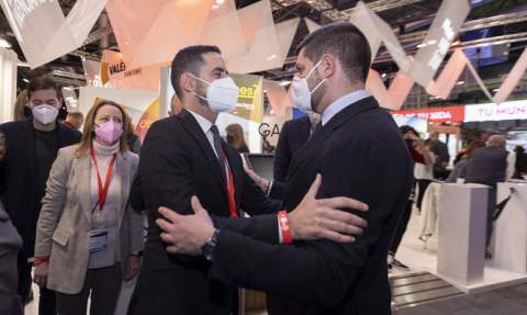 Bielsa y Prieto se saludan en Fitur. Bielsa y Prieto se saludan en Fitur.