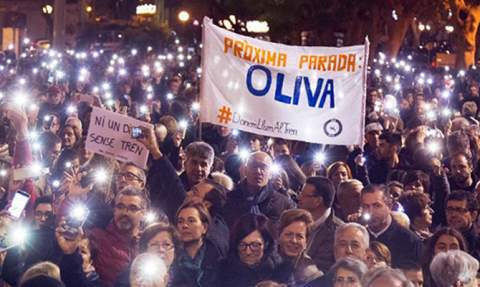 Manifestaci&oacute;n "Donem llum al tren" en Oliva, en diciembre de 2017.