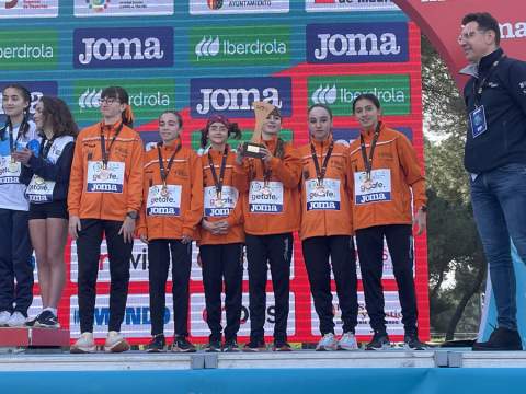 El equipo femenino cadete de la selección valenciana en el podio.