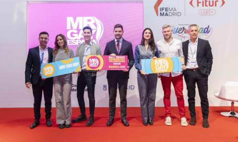 El alcalde y la concejala de Turismo con los organizadores, presentadores y DJ Suri, en Fitur. El alcalde y la concejala de Turismo con los organizadores, presentadores y DJ Suri, en Fitur.
