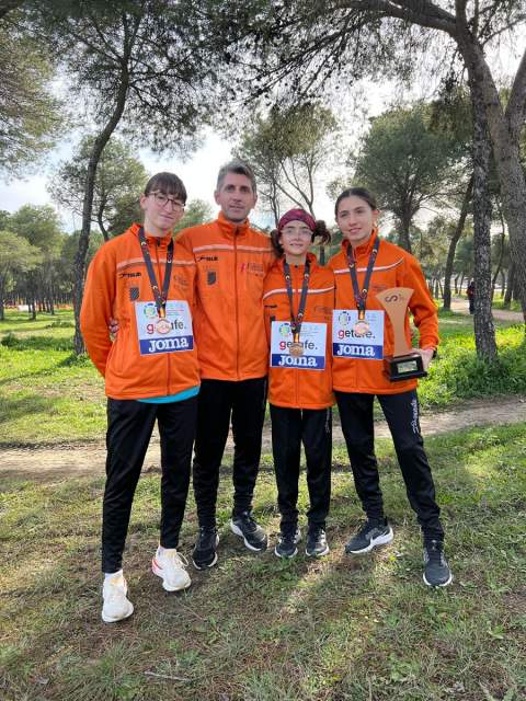 Las tres cadetes del Safor con el técnico Pau Roig.