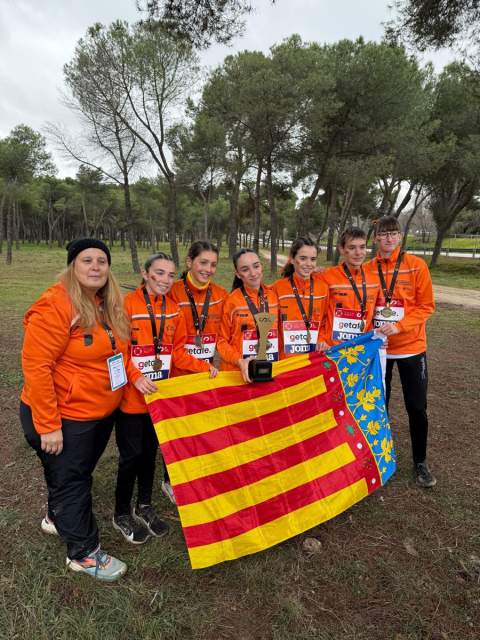 Equipo cadete femenino con el trofeo y con la presidenta de la FACV, María José Orugo, a la izquierda.