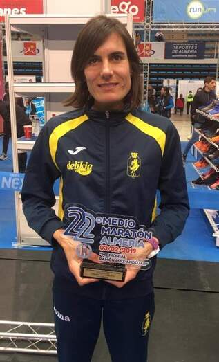 Neus Mas, con el trofeo en Almería.