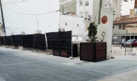 El muro, ya derribado.