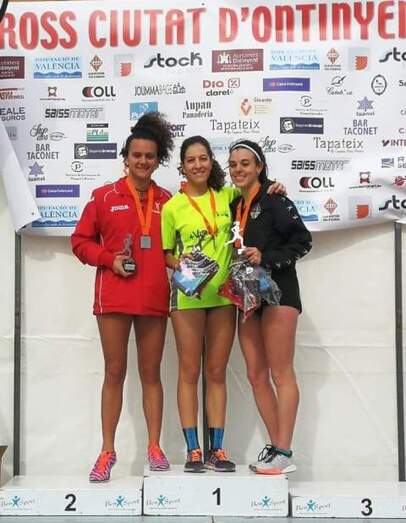 Neus Sansaloni, al centro, en el podio del Cross de Ontinyent.