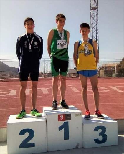 Óscar Comes, a la derecha, en uno de sus dos podios en Elda.