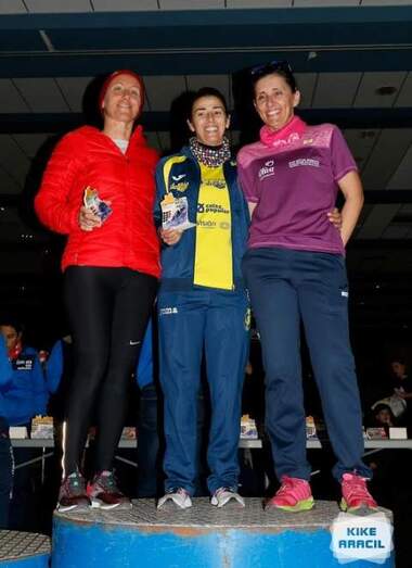 Mónica Mahiques, en el centro, tercera en la general femenina de la Mitja d’Oliva. / Foto: Kike Aracil.