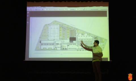 El alcalde expone el nuevo colegio a los vecinos.
