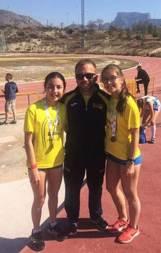 Alicia Crespo y Melany Giraldo con su entrenador, Andreu Bertomeu, en Elda.