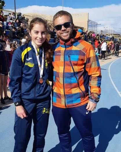 Alba Soler con su entrenador Andreu Bertomeu en el provincial de Sant Joan.