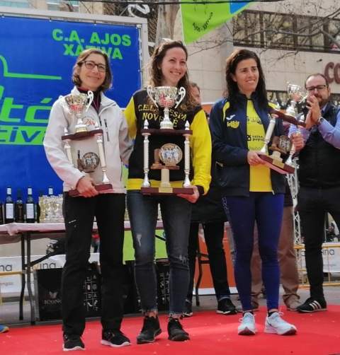 Mónica Mahiques (a la derecha), tercera en el podio absoluto femenino.