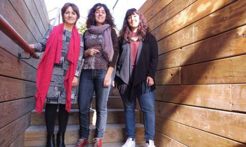 De izquierda a derecha Roser P&eacute;rez, Ester Vidal (t&eacute;cnicas del departamento de Igualdad de Gandia), y Rebeca Pascual, de La Illeta de Projectes.
