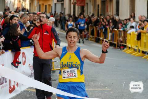 Llegada a meta de Mónica Mahiques el sábado en la carrera de la Font d’en Carròs. / Foto: Kike Aracil.