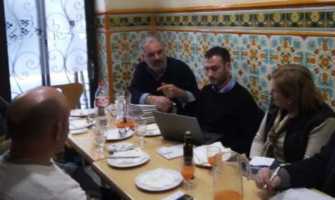 Instant&aacute;nea del almuerzo de los responsables del COR con los medios.