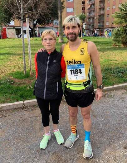 José Vicente Mocholí con su madre, Pilar Oltra, en Port de Sagunt.