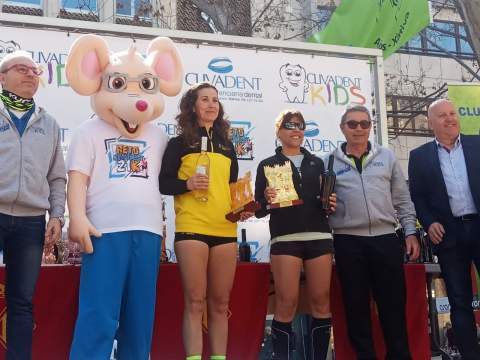 María Boscà recoge su premio en la categoría Veteranas A en Xàtiva, ya que estos no eran acumulables con los de la general.