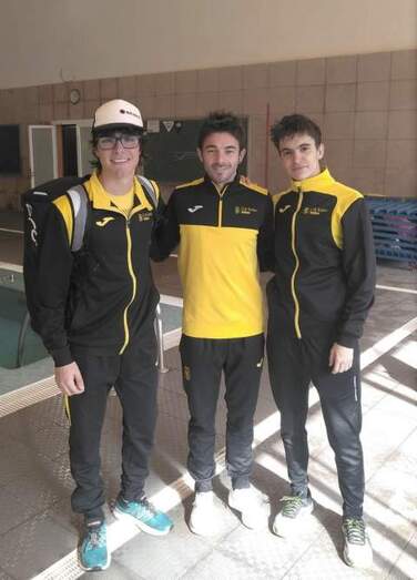 Jhoel Faus y Jaume L&oacute;pez con el entrenador Carlos Ferrando, en el centro, en la toma de tiempos.