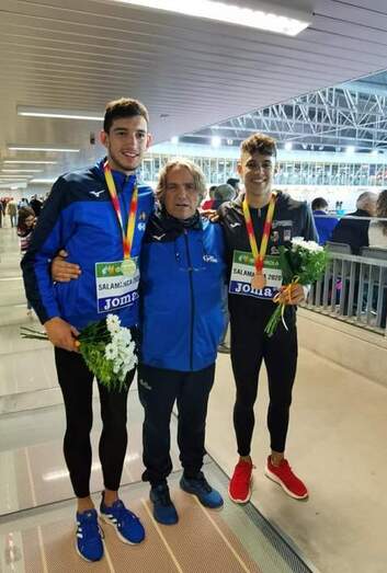 Toni Puig con dos de sus atletas.