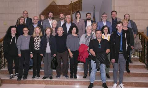 Familiares de las víctimas con representantes municipales y de la Diputación. Familiares de las víctimas con representantes municipales y de la Diputación.