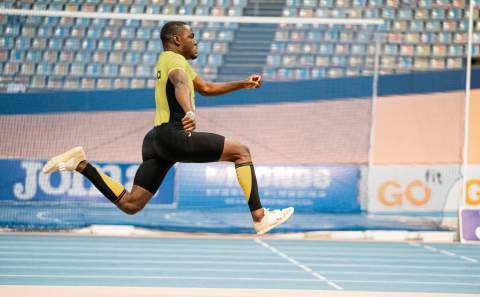 Alberto de Oliveira en el triple salto. / Foto: MomentoDeporte.