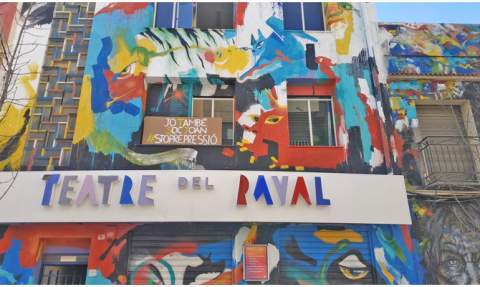 Fa&ccedil;ana del teatre, amb un pancarta en suport a Joan.