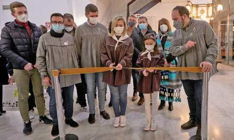 Les Falleres Majors inauguren la mostra. Les Falleres Majors inauguren la mostra.