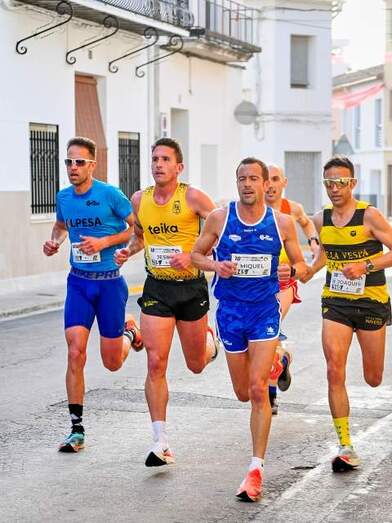 Jesús Gomar, de amarillo, en un momento de la carrera. / Foto: Vicent Just.