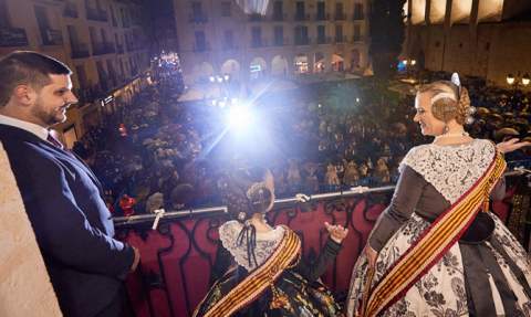 L'alcalde amb les Falleres Majors.