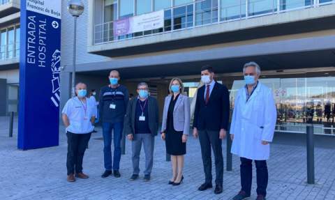Autoridades y miembros del hospital y de la AECC. Autoridades y miembros del hospital y de la AECC.