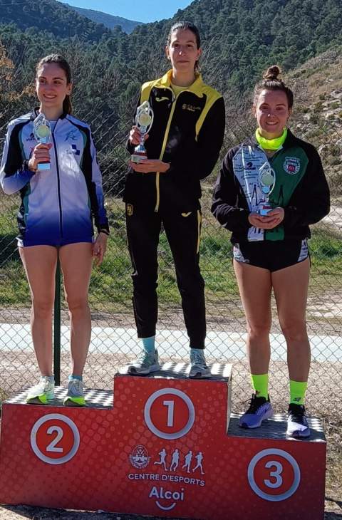 Andrea Abad en el podio del Cross de Alcoi.