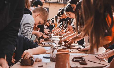 Taller de fang per a xiquets, una de les primeres activitats d'este Porrat. Taller de fang per a xiquets, una de les primeres activitats d'este Porrat.