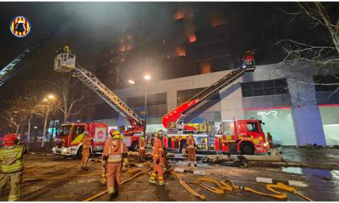 Labores de extinción del incendio, ayer. Labores de extinción del incendio, ayer.