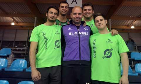 Atletas junior con Escolano.
