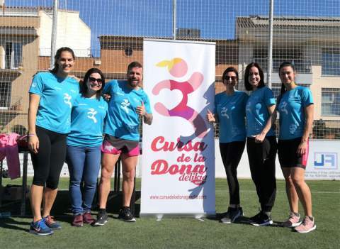 Las alcaldesas de Gandia y Benirredr&agrave;, Diana Morant y Loles Cardona, con el entrenador Miguel &Aacute;ngel Garc&iacute;a y otras participantes de la sesi&oacute;n.