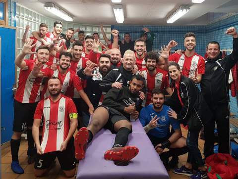 Jugadores del R&aacute;cing celebran la victoria.