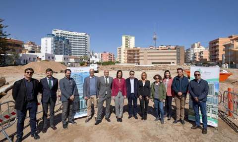 Visita a las obras del nuevo hotel en el solar donde se construirá. Visita a las obras del nuevo hotel en el solar donde se construirá.