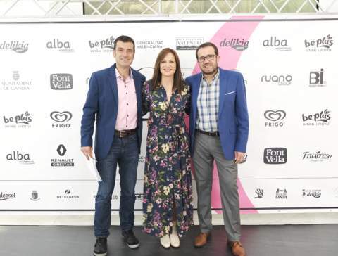Los presentadores, Xavi Blasco y Puri Naya, con el presidente del CA Safor, Vicent Boscà.